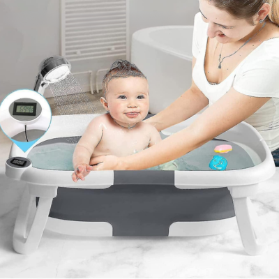 maman-prend-bain-bébé-dans-baignoire-bébé-pliable-température-eau-chaude-affiche