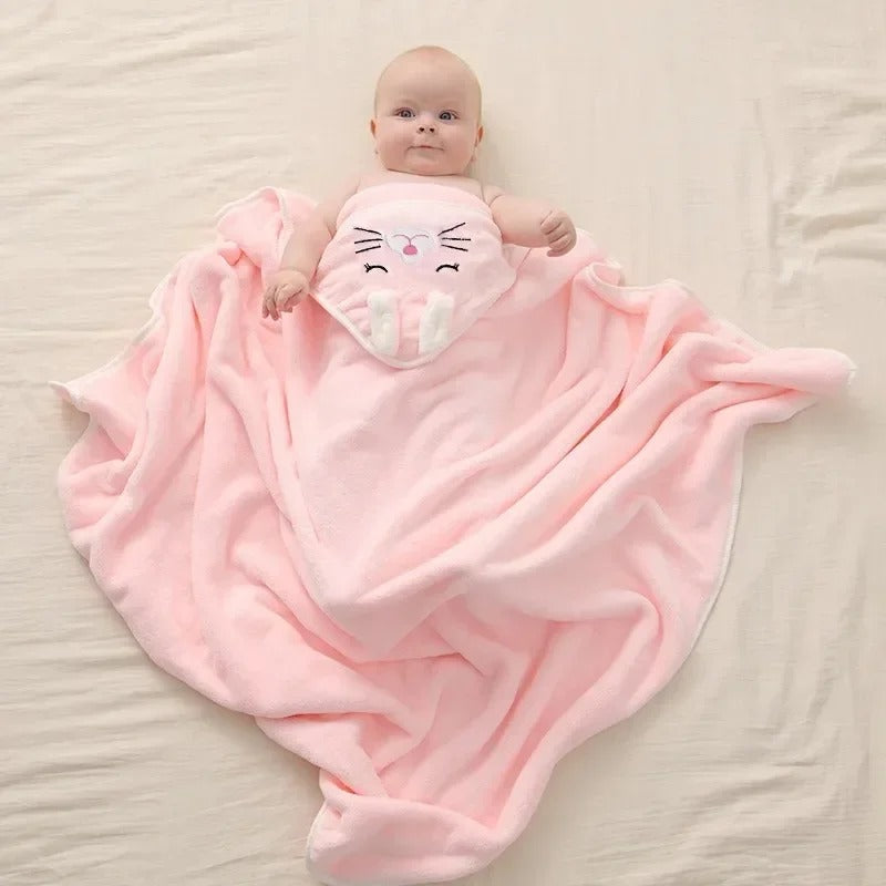 bébé-couché-sur-lit-recouvert-cape-de-bain-bébé-capuche-chat-rose