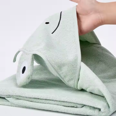 main présentant capuche cape bain bebe grenouille verte