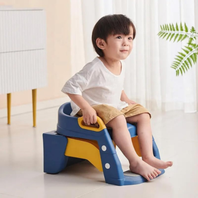 petit-garçon-assis-confortablement-sur-pot-enfant-2-en-1