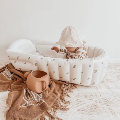 dans une chambre bébé joue dans sa baignoire bebe gonflable