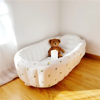 baignoire bebe gonflable installé dans un coin chambre