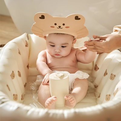 bébé assis dans sa baignoire bebe gonflable sécurité