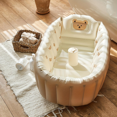 baignoire bebe gonflable installé dans une salle de bain