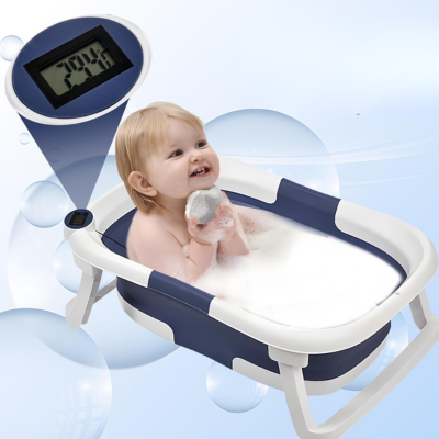 bébé prend son bain chaud dans baignoire bébé pliable bleu thermomètre affiche température eau