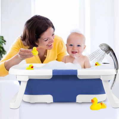maman joue avec bébé dans baignoire bébé pliable bleu 