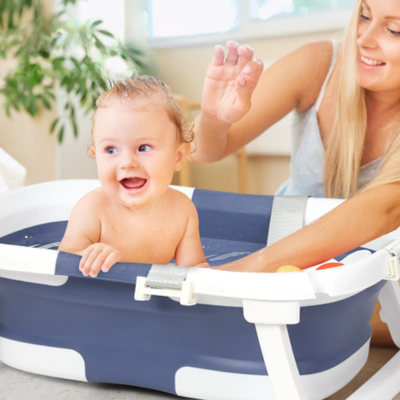 maman prend bébé son bain dans baignoire bébé pliable sécurité