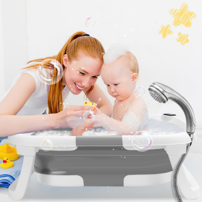 maman joue avec son bébé dans sa baignoire bébé pliable gris