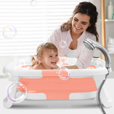 maman prend bébé son bain bébé souriant barbotte dans baignoire bébé pliable pêche