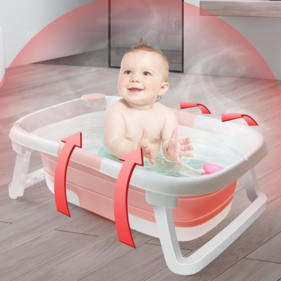 bébé prend son bain chaud dans baignoire bébé pliable pêche