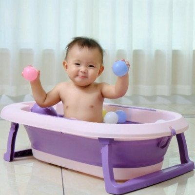 bébé souriant joue dans baignoire bébé lilabay confort