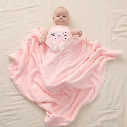 bébé couché sur lit recouvert cape de bain bébé capuche chat rose