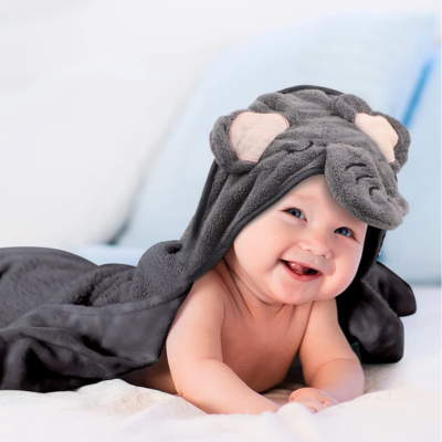 bébé allongé enveloppé dans cape de bain bébé forme éléphant gris avec capuche ludique