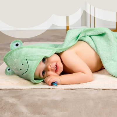 bébé allongé sur ventre porte cape bain bebe capuche verte grenouille