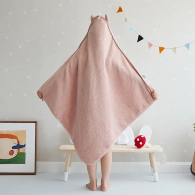 enfant vu dos porte cape bain bebe design lapin rose