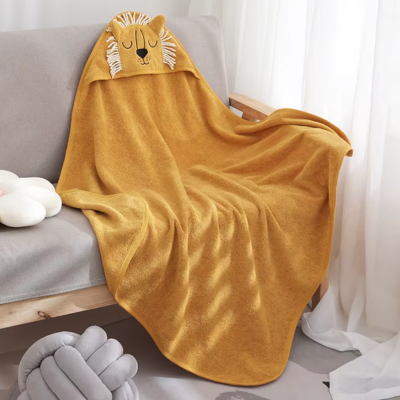 cape bain bebe orange capuche forme lion crinière frange déposée sur-fauteuil gris