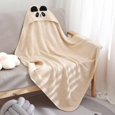 cape bain bebe capuche adorable panda blanc oreilles noires disposé sur canapé