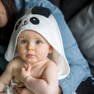 bébé enveloppé cape bain bebe coton blanc forme panda assis genoux maman