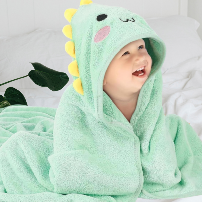 bébé riant au chaud dans cape bain bébé douce capuche dinosaure ludique