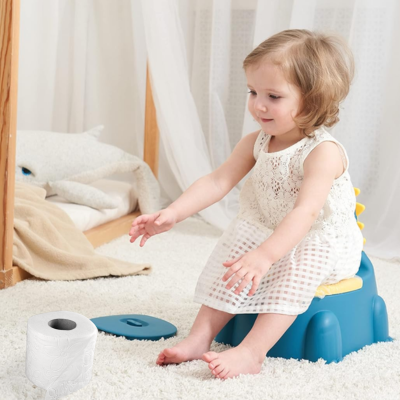 petite fille assise sur pot bebe aquapot dinosaure bleu