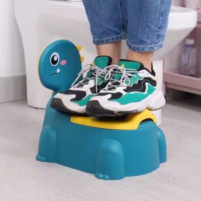 enfant-debout-sur-pot-bebe-aquapot-dinosaure-bleu-résistance