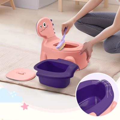 maman-nettoie-facilement-pot-bebe-dinosaure-rose-avec-brosse