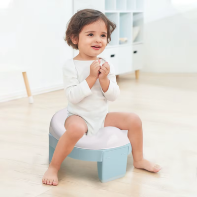 enfant-souriant-assis-sur-pot-bebe-toilette-bleu