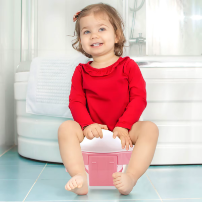 petite-fille-souriante-assise-sur-pot-bebe-toilette-rose-dans-toilette