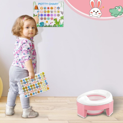 petite-fille-dans-chambre-enfant-avec-pot-bebe-toilette