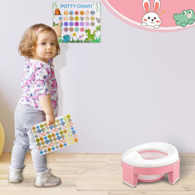 petite fille dans chambre enfant avec pot bebe toilette
