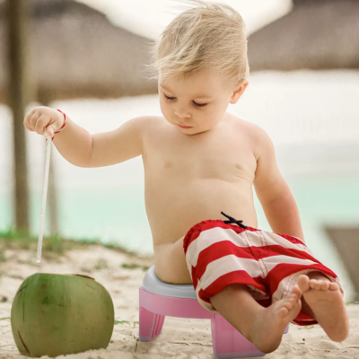 sur-plage-petit-garçon-assis-sur-pot-bebe-toilette