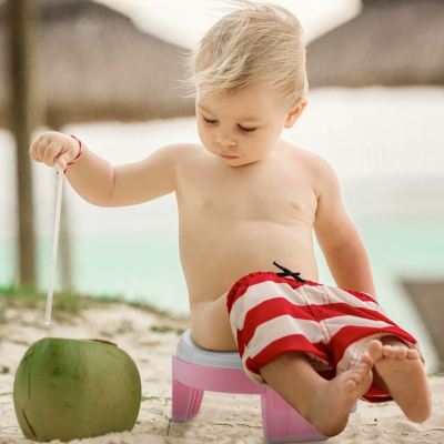 sur plage petit garçon assis sur pot bebe toilette
