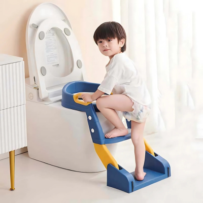 petit garçon monte marche pot enfant transformé réducteur sur toilette adulte