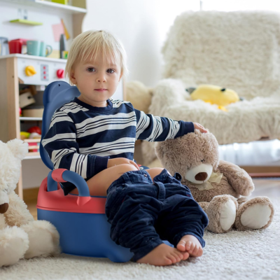 enfant assis confortablement sur son pot enfant grenouille bleue dans chambre