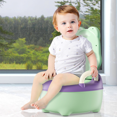 enfant heureux assis sur pot enfant grenouille verte