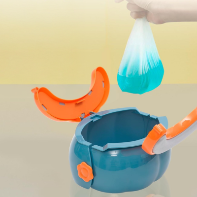 pot toilette bebe forme citrouille avec ses coussinets relevés chaque côté pour un nettoyage efficace